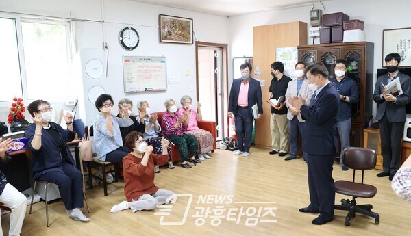 박승원 광명시장은 지난 14일 소하2동에서 우리동네 시장실을 운영했다(제공=광명시) 박승원 광명시장은 지난 14일 소하2동에서 우리동네 시장실을 운영했다(제공=광명시)