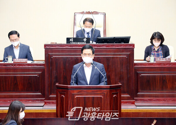 제272회 제1차 정례회 제1차 본회의에서 이지석 의원이 제안 설명하는 모습(사진제공=광명시의회) 제272회 제1차 정례회 제1차 본회의에서 이지석 의원이 제안 설명하는 모습(사진제공=광명시의회)