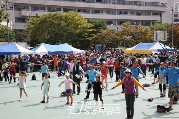  예년의 걷기대회 전 준비운동(사진제공=군포시)