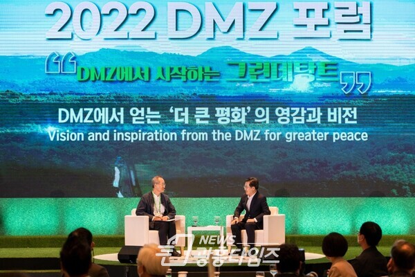 김동연 지사, 최재천 교수와 기조 대담에서 새로운 ‘경기도 평화비전’ 밝혀(제공=경기도) 김동연 지사, 최재천 교수와 기조 대담에서 새로운 ‘경기도 평화비전’ 밝혀(제공=경기도)