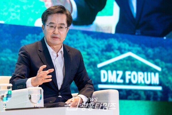 김동연 지사, 최재천 교수와 기조 대담에서 새로운 ‘경기도 평화비전’ 밝혀(제공=경기도) 김동연 지사, 최재천 교수와 기조 대담에서 새로운 ‘경기도 평화비전’ 밝혀(제공=경기도)
