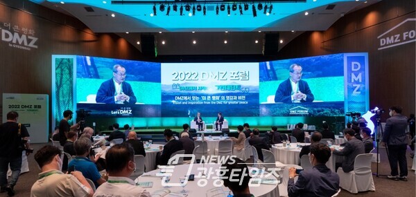 김동연 지사, 최재천 교수와 기조 대담에서 새로운 ‘경기도 평화비전’ 밝혀(제공=경기도) 김동연 지사, 최재천 교수와 기조 대담에서 새로운 ‘경기도 평화비전’ 밝혀(제공=경기도)