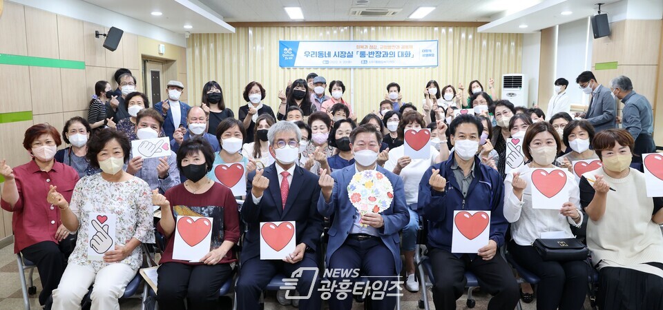 광명시는 지난 20일 소하1동에서 우리 동네 시장실을 운영하며 주민과 직접 소통하고 현장에서 답을 찾았다(제공=광명시) 광명시는 지난 20일 소하1동에서 우리 동네 시장실을 운영하며 주민과 직접 소통하고 현장에서 답을 찾았다(제공=광명시)