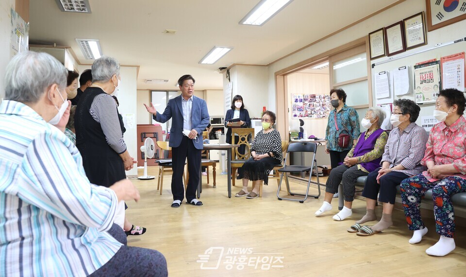 광명시는 지난 20일 소하1동에서 우리 동네 시장실을 운영하며 주민과 직접 소통하고 현장에서 답을 찾았다(제공=광명시) 광명시는 지난 20일 소하1동에서 우리 동네 시장실을 운영하며 주민과 직접 소통하고 현장에서 답을 찾았다(제공=광명시)