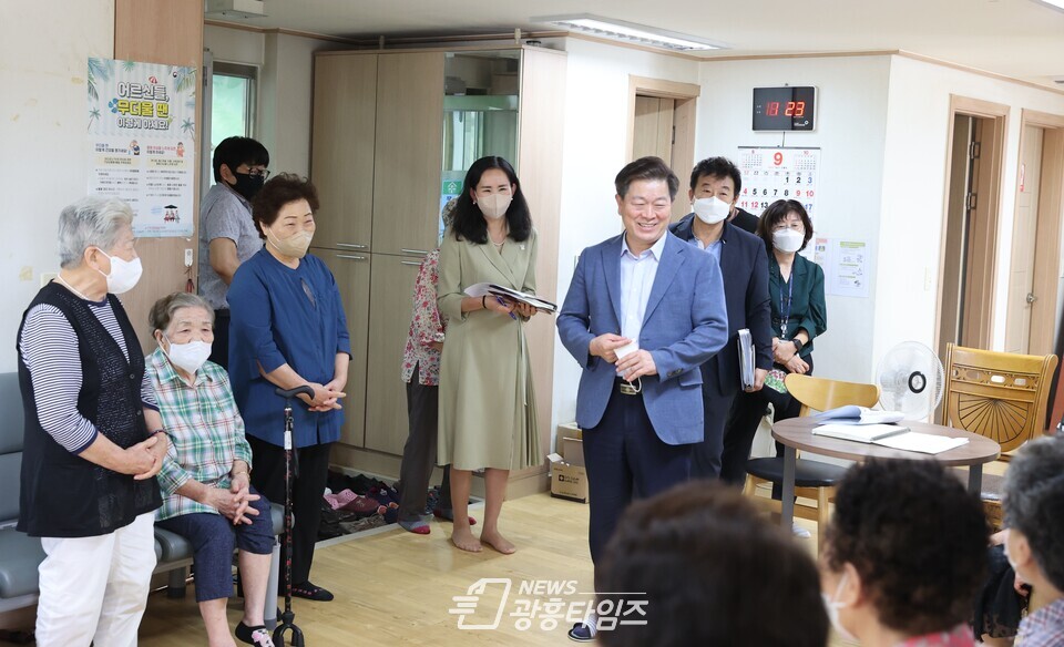 광명시는 지난 20일 소하1동에서 우리 동네 시장실을 운영하며 주민과 직접 소통하고 현장에서 답을 찾았다(제공=광명시) 광명시는 지난 20일 소하1동에서 우리 동네 시장실을 운영하며 주민과 직접 소통하고 현장에서 답을 찾았다(제공=광명시)