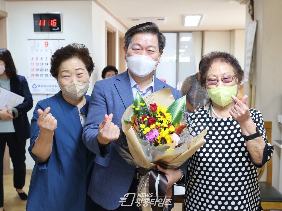 광명시는 지난 20일 소하1동에서 우리 동네 시장실을 운영하며 주민과 직접 소통하고 현장에서 답을 찾았다(제공=광명시) 광명시는 지난 20일 소하1동에서 우리 동네 시장실을 운영하며 주민과 직접 소통하고 현장에서 답을 찾았다(제공=광명시)