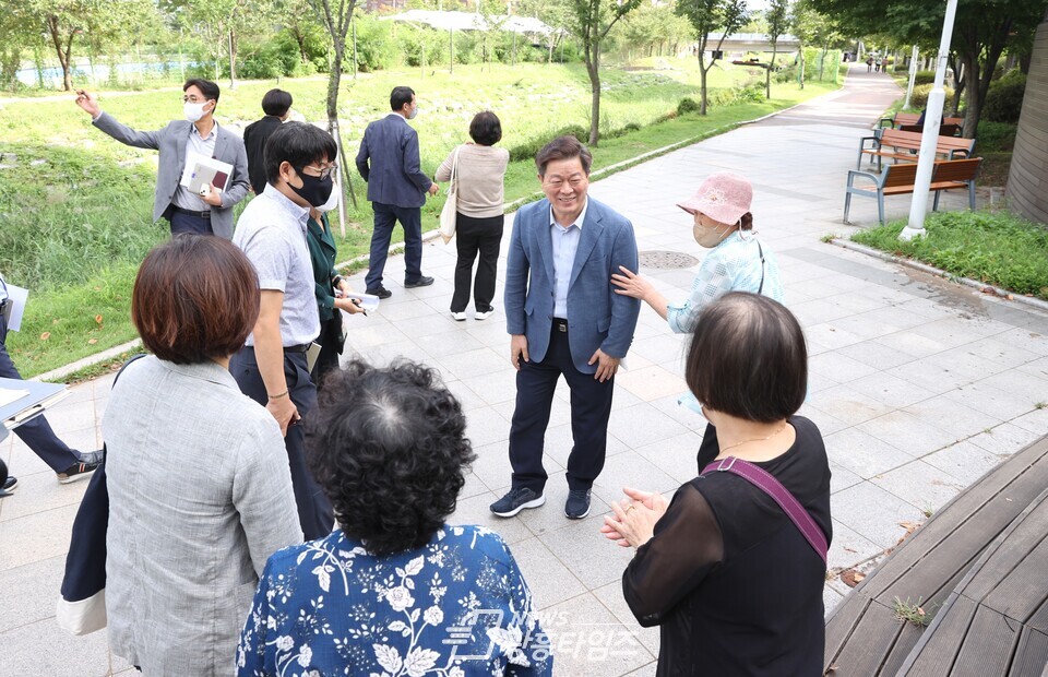 광명시는 지난 20일 소하1동에서 우리 동네 시장실을 운영하며 주민과 직접 소통하고 현장에서 답을 찾았다(제공=광명시) 광명시는 지난 20일 소하1동에서 우리 동네 시장실을 운영하며 주민과 직접 소통하고 현장에서 답을 찾았다(제공=광명시)