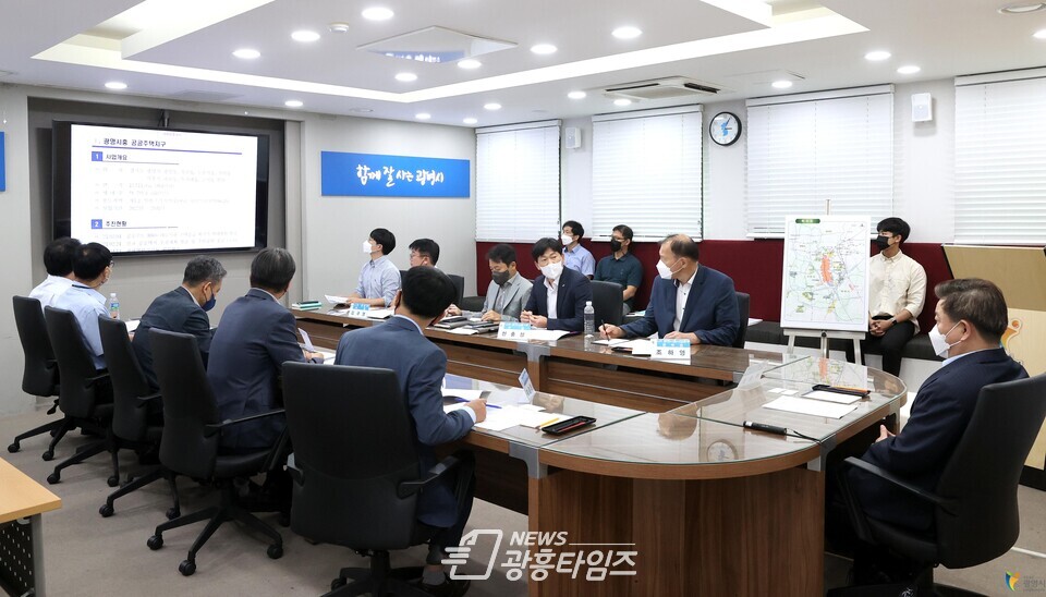 광명시는 지난 16일 시청 영상회의실에서 박승원 시장 관련 부서장 등이 참석한 가운데 한국토지주택공사(LH)로부터 광명시에서 진행 중인 조성사업에 대한 추진상황을 보고받았다(제공=광명시) 광명시는 지난 16일 시청 영상회의실에서 박승원 시장 관련 부서장 등이 참석한 가운데 한국토지주택공사(LH)로부터 광명시에서 진행 중인 조성사업에 대한 추진상황을 보고받았다(제공=광명시)