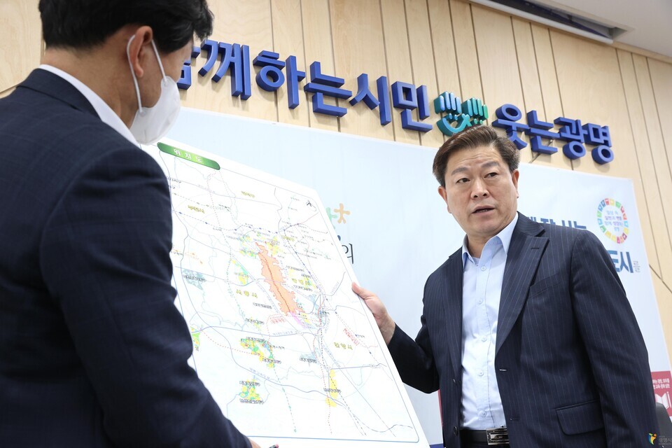 광명시는 지난 16일 시청 영상회의실에서 박승원 시장 관련 부서장 등이 참석한 가운데 한국토지주택공사(LH)로부터 광명시에서 진행 중인 조성사업에 대한 추진상황을 보고받았다(제공=광명시) 광명시는 지난 16일 시청 영상회의실에서 박승원 시장 관련 부서장 등이 참석한 가운데 한국토지주택공사(LH)로부터 광명시에서 진행 중인 조성사업에 대한 추진상황을 보고받았다(제공=광명시)