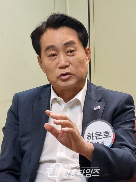  방송사임원과 대담중인하은호(사진제공=군포시)