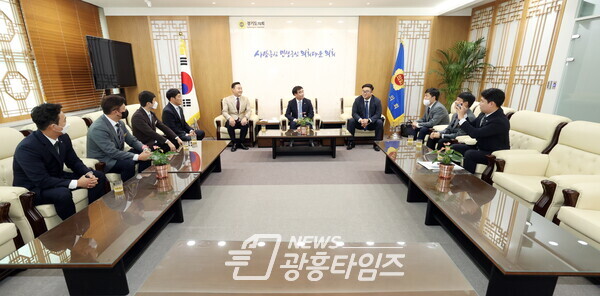 염종현 의장, 한국청년회의소 경기지구 임원진 접견 (사진제공=경기도의회) 염종현 의장, 한국청년회의소 경기지구 임원진 접견 (사진제공=경기도의회)