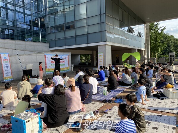 광명시 광명도서관은 지난 24일 광명도서관 야외마당에서 독서를 즐기는 ‘햇살 아래 낭만 독서! 세 번째 북(BOOK)크닉’ 행사를 열었다(사진제공=광명도서관)