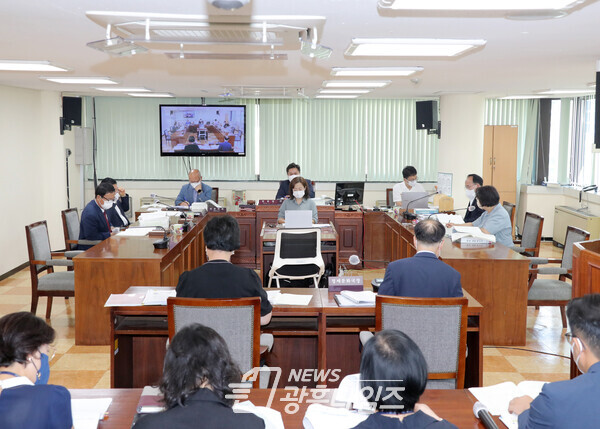 지난 19일부터 27일까지 열린 복지문화건설위원회 행정사무감사 모습(사진제공=광명시의회) 지난 19일부터 27일까지 열린 복지문화건설위원회 행정사무감사 모습(사진제공=광명시의회)