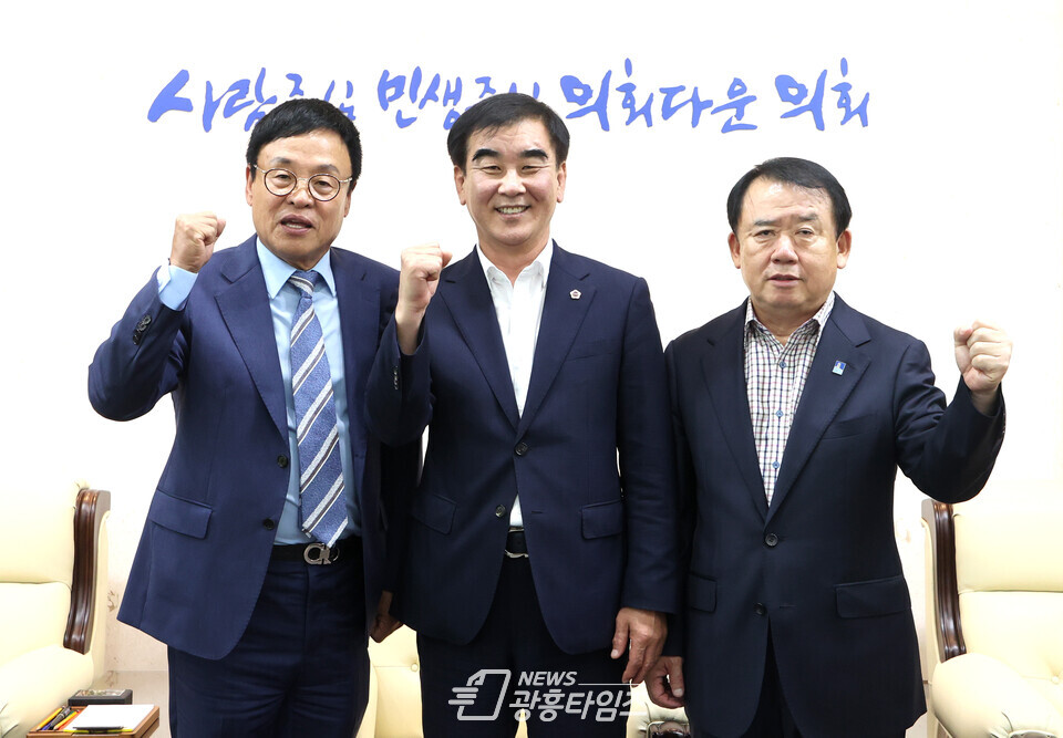 염종현 의장, 4일 편흥진 경기도 관광협회장 접견해 경기지역 관광산업 활성화 방안 논의(사진제공=경기도의회) 염종현 의장, 4일 편흥진 경기도 관광협회장 접견해 경기지역 관광산업 활성화 방안 논의(사진제공=경기도의회)