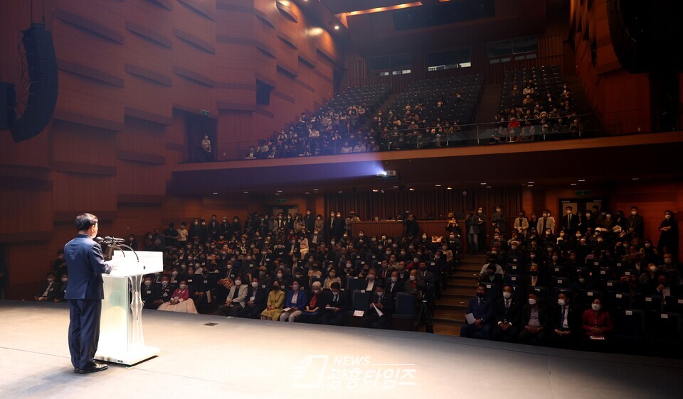 광명시는 개청 41주년을 기념하여 10월 5일 시민회관 대공연장에서 ‘광명시민의 날’ 기념식을 개최했다(사진제공=광명시) 광명시는 개청 41주년을 기념하여 10월 5일 시민회관 대공연장에서 ‘광명시민의 날’ 기념식을 개최했다(사진제공=광명시)