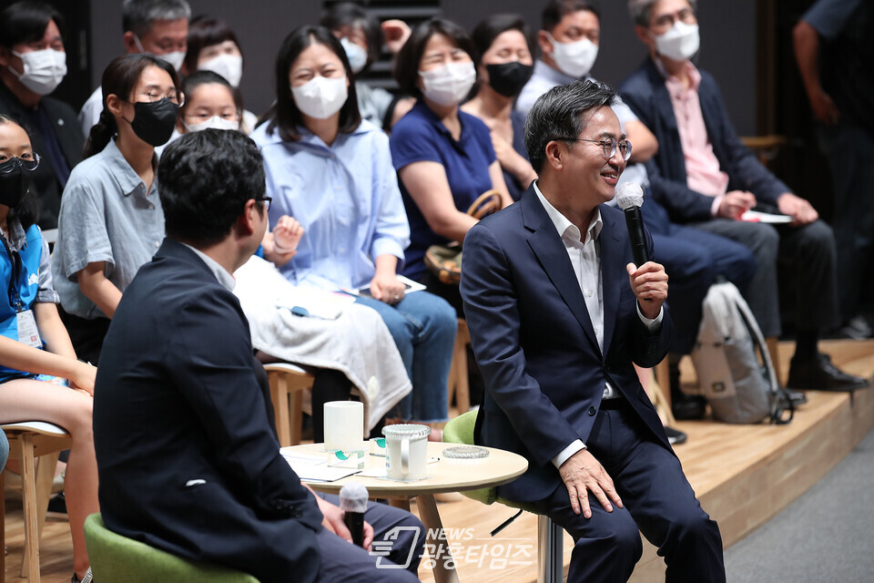 김동연 경기도지사가 7월 15일 경기도청 대강당에서 ‘기회수도 경기’를 주제로 맞손토크를 하고 있다(사진제공=경기도) 김동연 경기도지사가 7월 15일 경기도청 대강당에서 ‘기회수도 경기’를 주제로 맞손토크를 하고 있다(사진제공=경기도)