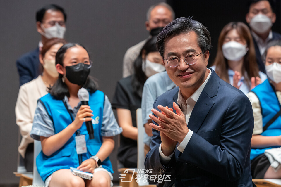 김동연 경기도지사가 7월 15일 경기도청 대강당에서 ‘기회수도 경기’를 주제로 맞손토크를 하고 있다(사진제공=경기도) 김동연 경기도지사가 7월 15일 경기도청 대강당에서 ‘기회수도 경기’를 주제로 맞손토크를 하고 있다(사진제공=경기도)