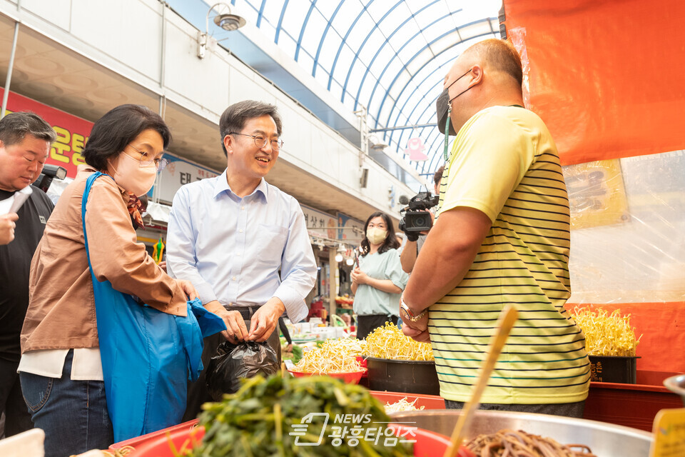 김동연 경기도지사가 9월 8일 추석 명절을 맞아 안양 남부시장을 찾아 명절용품 등 장보기 등을 하며 시장 상인들을 만나고 있다(사진제공=경기도) 김동연 경기도지사가 9월 8일 추석 명절을 맞아 안양 남부시장을 찾아 명절용품 등 장보기 등을 하며 시장 상인들을 만나고 있다(사진제공=경기도)