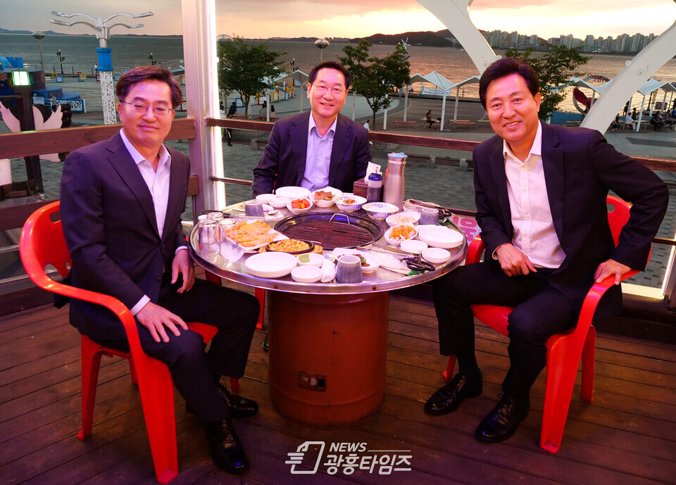 9월 2일 인천 월미도에서 김동연 경기도지사와 오세훈 서울시장, 유정복 인천시장이 만나 수도권 현안 논의를 하고 있다(사진제공=경기도) 9월 2일 인천 월미도에서 김동연 경기도지사와 오세훈 서울시장, 유정복 인천시장이 만나 수도권 현안 논의를 하고 있다(사진제공=경기도)