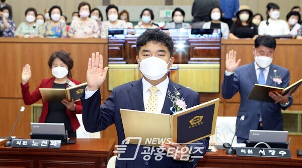 제9대의회 개원식에서 한채훈 시의원이 선서를 하고 있다(사진제공=한채훈 의원실) 제9대의회 개원식에서 한채훈 시의원이 선서를 하고 있다(사진제공=한채훈 의원실)