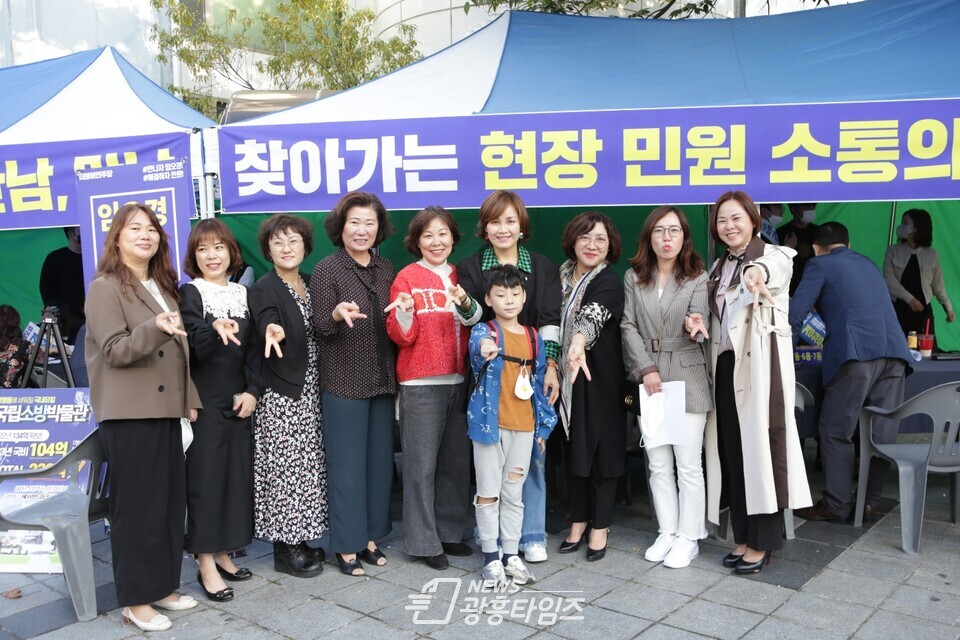 광명시민들의 목소리를 현장에서 직접 듣기 위한 '국회의원 임오경과 만남, 맛남(맛있는 만남) 민원소통의 날'이 10월8일 오후 2시부터 5시까지 철산역에서 성황리에 마무리됐다(사진제공=임오경 의원실) 광명시민들의 목소리를 현장에서 직접 듣기 위한 '국회의원 임오경과 만남, 맛남(맛있는 만남) 민원소통의 날'이 10월8일 오후 2시부터 5시까지 철산역에서 성황리에 마무리됐다(사진제공=임오경 의원실)