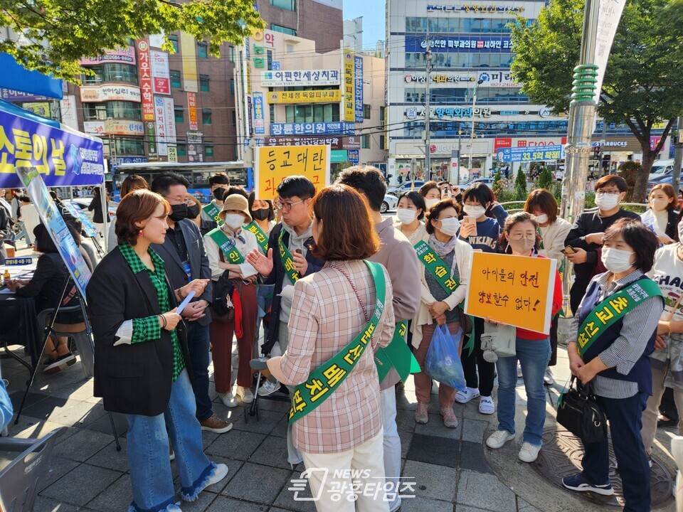 광명시민들의 목소리를 현장에서 직접 듣기 위한 '국회의원 임오경과 만남, 맛남(맛있는 만남) 민원소통의 날'이 10월8일 오후 2시부터 5시까지 철산역에서 성황리에 마무리됐다(사진제공=임오경 의원실) 광명시민들의 목소리를 현장에서 직접 듣기 위한 '국회의원 임오경과 만남, 맛남(맛있는 만남) 민원소통의 날'이 10월8일 오후 2시부터 5시까지 철산역에서 성황리에 마무리됐다(사진제공=임오경 의원실)