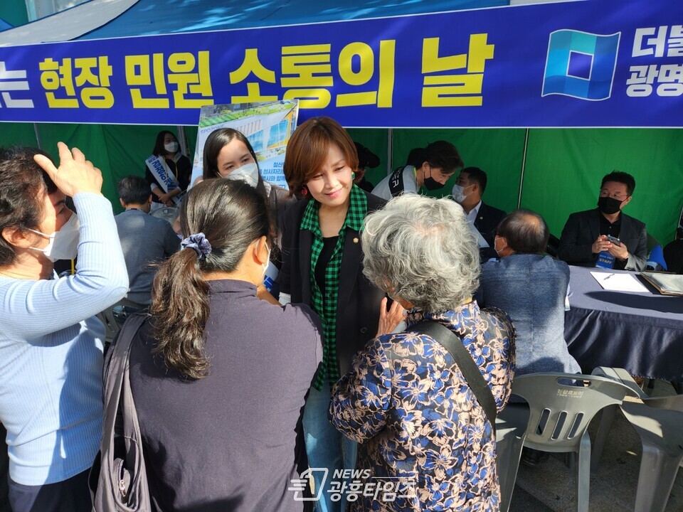 광명시민들의 목소리를 현장에서 직접 듣기 위한 '국회의원 임오경과 만남, 맛남(맛있는 만남) 민원소통의 날'이 10월8일 오후 2시부터 5시까지 철산역에서 성황리에 마무리됐다(사진제공=임오경 의원실) 광명시민들의 목소리를 현장에서 직접 듣기 위한 '국회의원 임오경과 만남, 맛남(맛있는 만남) 민원소통의 날'이 10월8일 오후 2시부터 5시까지 철산역에서 성황리에 마무리됐다(사진제공=임오경 의원실)