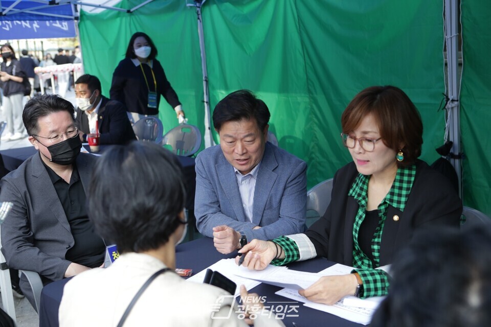 광명시민들의 목소리를 현장에서 직접 듣기 위한 '국회의원 임오경과 만남, 맛남(맛있는 만남) 민원소통의 날'이 10월8일 오후 2시부터 5시까지 철산역에서 성황리에 마무리됐다(사진제공=임오경 의원실) 광명시민들의 목소리를 현장에서 직접 듣기 위한 '국회의원 임오경과 만남, 맛남(맛있는 만남) 민원소통의 날'이 10월8일 오후 2시부터 5시까지 철산역에서 성황리에 마무리됐다(사진제공=임오경 의원실)