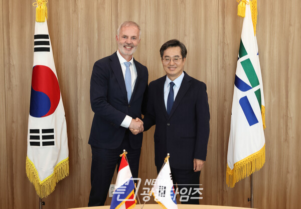 김동연 지사, 네덜란드 ASMI 본사 폴 베르하겐(Paul Verhagen) CFO 면담(사진제공=경기도) 김동연 지사, 네덜란드 ASMI 본사 폴 베르하겐(Paul Verhagen) CFO 면담(사진제공=경기도)