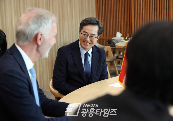 김동연 지사, 네덜란드 ASMI 본사 폴 베르하겐(Paul Verhagen) CFO 면담(사진제공=경기도) 김동연 지사, 네덜란드 ASMI 본사 폴 베르하겐(Paul Verhagen) CFO 면담(사진제공=경기도)