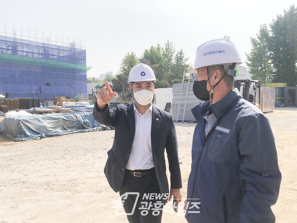 9/30 철산동 도덕초 신축 현장 방문 모습_도덕초는 1년이상 공사가 지연돼, 입학 예정 학생들은 인근 3개 학교에 분산배치된 상태이다(오른쪽 최민 도의원, 왼쪽 현장 소장)/사진제공=최민 의원실) 9/30 철산동 도덕초 신축 현장 방문 모습_도덕초는 1년이상 공사가 지연돼, 입학 예정 학생들은 인근 3개 학교에 분산배치된 상태이다(오른쪽 최민 도의원, 왼쪽 현장 소장)/사진제공=최민 의원실)