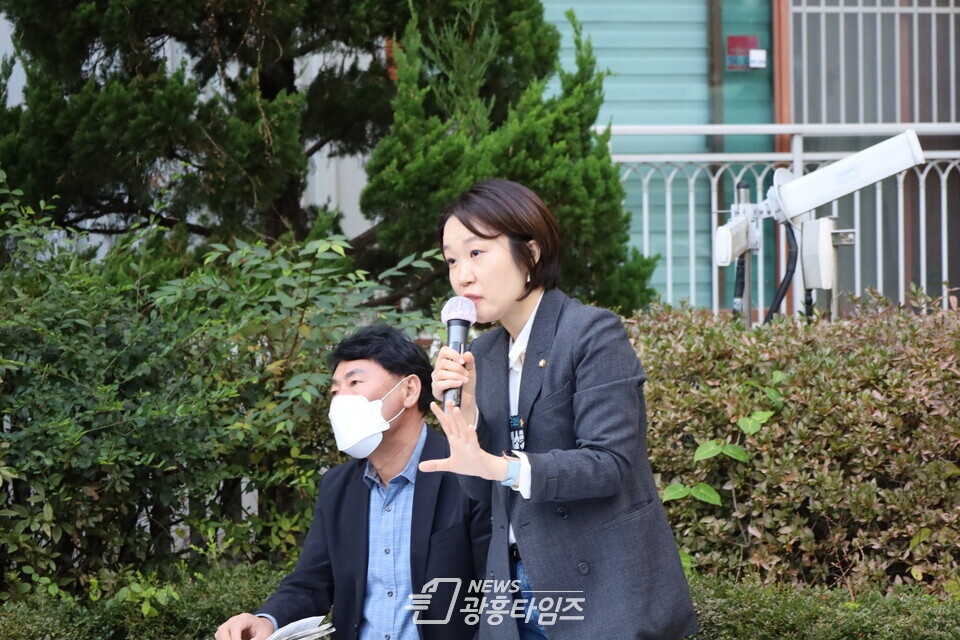 이소영 국회의원,‘ 찾아가는 아파트 민원의 날’(사진제공=이소영 의원실) 이소영 국회의원,‘ 찾아가는 아파트 민원의 날’(사진제공=이소영 의원실)