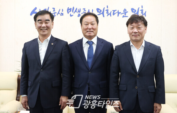 염종현 의장, 26일 한국도자재단 등 공공기관 관계자 접견(사진제공=경기도의회) 염종현 의장, 26일 한국도자재단 등 공공기관 관계자 접견(사진제공=경기도의회)