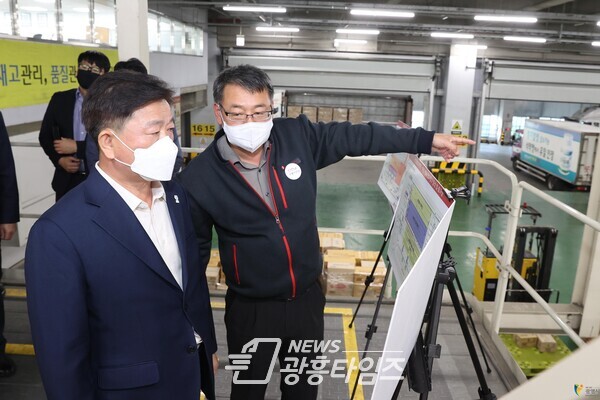 광명시 소재 롯데물류센터를 방문해 현황을 보고 받고 관련 시설들을 꼼꼼히 살펴(사진제공=광명시) 광명시 소재 롯데물류센터를 방문해 현황을 보고 받고 관련 시설들을 꼼꼼히 살펴(사진제공=광명시)