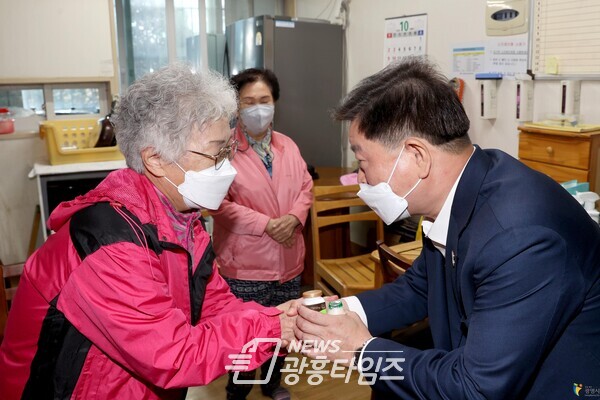 주민들을 격려하는 박승원 시장(사진제공=광명시) 주민들을 격려하는 박승원 시장(사진제공=광명시)