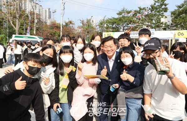 광명시는 지난 28일 광명극장에서 경기도민 1 000여 명과 함께하는 ‘2022년 경기도 공정무역 2주간 축제(포트나잇)’의 시작을 알리는 개막식을 개최했다(사진제공=광명시) 광명시는 지난 28일 광명극장에서 경기도민 1 000여 명과 함께하는 ‘2022년 경기도 공정무역 2주간 축제(포트나잇)’의 시작을 알리는 개막식을 개최했다(사진제공=광명시)