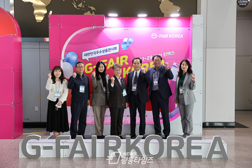 시흥시의회(의장 송미희)가 28일 고양 킨텍스 제1전시장에서 열린 ‘G-FAIR KOREA 2022 대한민국 우수상품전시회’에 참가한 관내 중소기업 관계자들을 격려했다(사진제공=시흥시의회) 시흥시의회(의장 송미희)가 28일 고양 킨텍스 제1전시장에서 열린 ‘G-FAIR KOREA 2022 대한민국 우수상품전시회’에 참가한 관내 중소기업 관계자들을 격려했다(사진제공=시흥시의회)