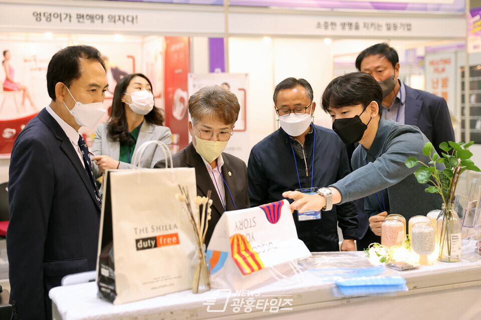 전시회장을 둘러 보고 있는 송미희 의장(사진제공=시흥시의회) 전시회장을 둘러 보고 있는 송미희 의장(사진제공=시흥시의회)