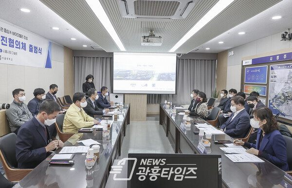 시흥시가 지난 14일 시흥시, 경기도, 서울대학교가 참여하는 ‘글로벌 바이오 허브 추진 협의체’ 출범식 개최하고, 경기 서부권 의료‧바이오 혁신 생태계 조성을 위한 논의를 본격적으로 시작했다(사진제공=시흥시) 시흥시가 지난 14일 시흥시, 경기도, 서울대학교가 참여하는 ‘글로벌 바이오 허브 추진 협의체’ 출범식 개최하고, 경기 서부권 의료‧바이오 혁신 생태계 조성을 위한 논의를 본격적으로 시작했다(사진제공=시흥시)
