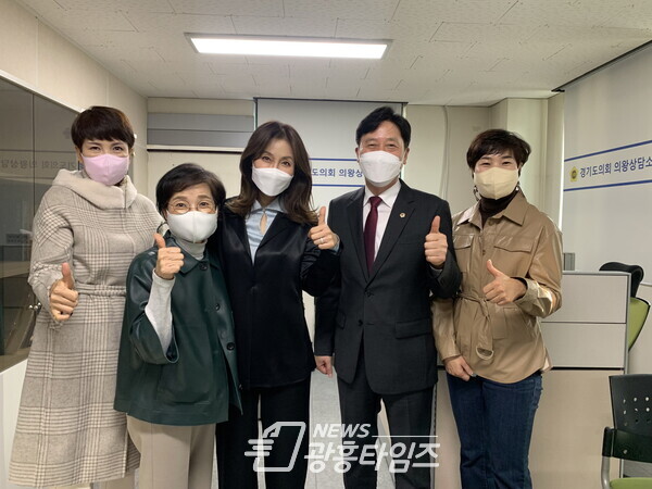 김영기 의원, 의왕시여성기업인협의회 회원들과 의왕시 경제 활성화를 위한 정담회(사진제공=김영기 의원실) 김영기 의원, 의왕시여성기업인협의회 회원들과 의왕시 경제 활성화를 위한 정담회(사진제공=김영기 의원실)