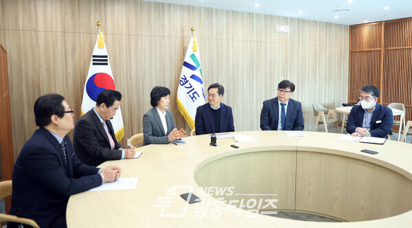 김동연 지사, 소상공인연합회 회장 등 면담(사진제공=경기도) 김동연 지사, 소상공인연합회 회장 등 면담(사진제공=경기도)