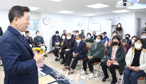 광명시는 지난 22일 오후 철산2동에서 ‘우리동네 시장실’을 운영하며 시민과의 소통 행보를 이어 나갔다(사진제공=광명시) 광명시는 지난 22일 오후 철산2동에서 ‘우리동네 시장실’을 운영하며 시민과의 소통 행보를 이어 나갔다(사진제공=광명시)