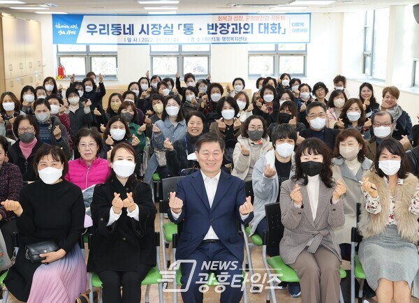 광명시는 지난 23일 하안1동에서 ‘우리동네 시장실’을 운영하며 시민과의 소통 행보를 이어 나갔다(사진제공=광명시) 광명시는 지난 23일 하안1동에서 ‘우리동네 시장실’을 운영하며 시민과의 소통 행보를 이어 나갔다(사진제공=광명시)