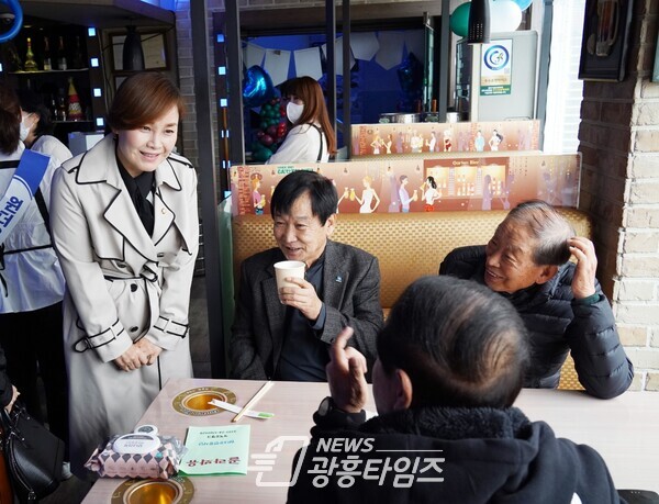 광명갑 지역위원회 여성봉사단 원더우먼, 자선바자회 '사랑을 싣는 차와 호프' 열어(사진제공=임오경 의원실) 광명갑 지역위원회 여성봉사단 원더우먼, 자선바자회 '사랑을 싣는 차와 호프' 열어(사진제공=임오경 의원실)