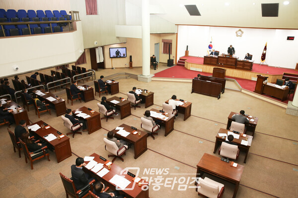군포시의회는 2023년부터 상임위원회를 운영하기 위해 제264회 임시회에서 위원회 조례와 회의 규칙, 행정사무감사 및 조사에 관한 조례를 개정해 상임위원회 구성 및 운영 방안을 명문화했다(사진제공=군포시의회) 군포시의회는 2023년부터 상임위원회를 운영하기 위해 제264회 임시회에서 위원회 조례와 회의 규칙, 행정사무감사 및 조사에 관한 조례를 개정해 상임위원회 구성 및 운영 방안을 명문화했다(사진제공=군포시의회)
