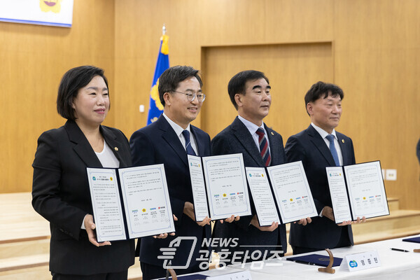 여·야·정 협의체 및 공공기관장 인사청문회 경기도-경기도의회 업무협약식(사진제공=경기도의회) 여·야·정 협의체 및 공공기관장 인사청문회 경기도-경기도의회 업무협약식(사진제공=경기도의회)