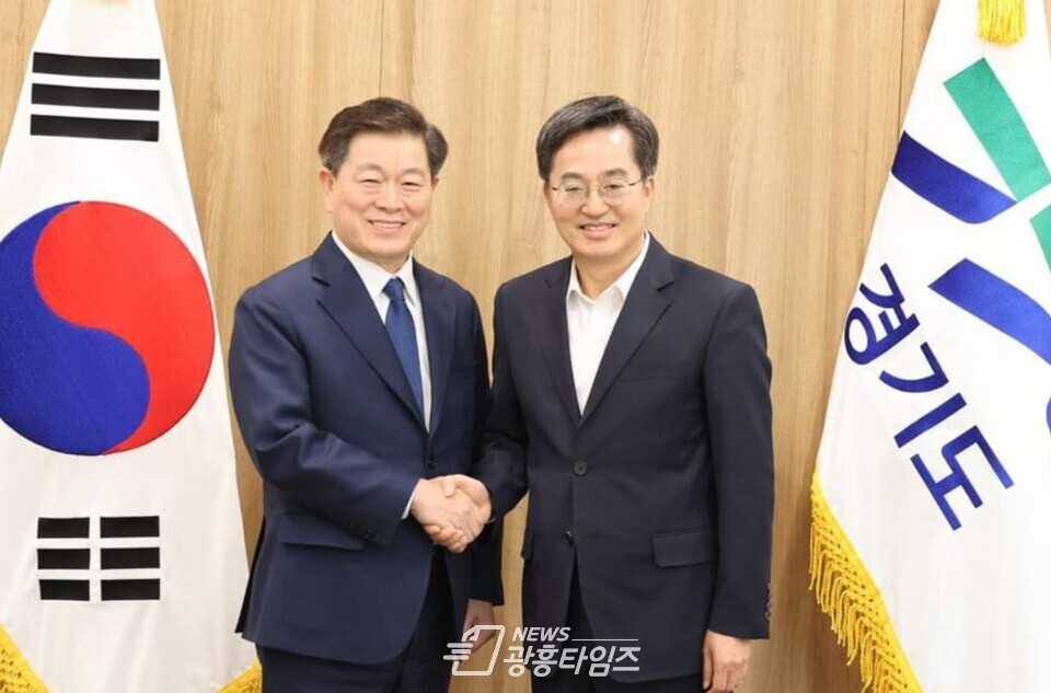 박승원 광명시장은 지난 25일 경기도청에서 김동연 경기도지사와 면담을 갖고 광명시 숙원 사업 및 경기도 특별조정교부금 지원에 대해 도의 적극적 지원을 협의했다(사진제공=광명시) 박승원 광명시장은 지난 25일 경기도청에서 김동연 경기도지사와 면담을 갖고 광명시 숙원 사업 및 경기도 특별조정교부금 지원에 대해 도의 적극적 지원을 협의했다(사진제공=광명시)