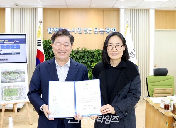 광명시는 지난 24일 2022년 제10대 일일명예시장을 위촉하여 박승원 시장과 함께 시정 일정을 소화하며 현장에서 직접 시민들과 만나서 이야기를 듣고, 문제 해결을 위해 함께 고민해보는 시간을 마련했다(사진제공=광명시) 광명시는 지난 24일 2022년 제10대 일일명예시장을 위촉하여 박승원 시장과 함께 시정 일정을 소화하며 현장에서 직접 시민들과 만나서 이야기를 듣고, 문제 해결을 위해 함께 고민해보는 시간을 마련했다(사진제공=광명시)