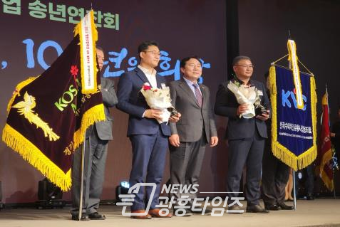 광명시슈퍼마켓협동조합, 중소기업협동조합중앙회 주관 유통물류 부문 대상 수상(사진제공=광명시 소상공인협회) 광명시슈퍼마켓협동조합, 중소기업협동조합중앙회 주관 유통물류 부문 대상 수상(사진제공=광명시 소상공인협회)