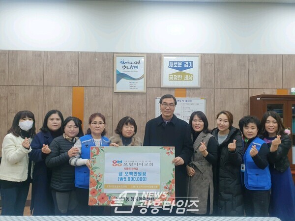 광명시 소하1동 저소득가정의 청소년을 위해 오병이어 교회에서 8일 장학금 500만 원을 기탁했다(사진제공=소하1동 행정복지센터)